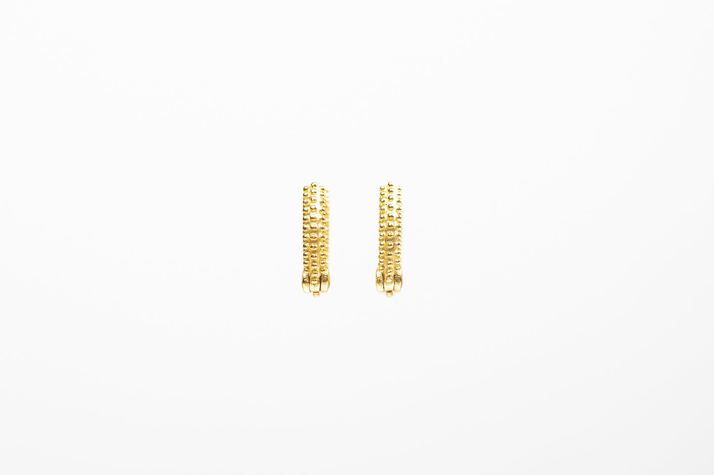 Orecchini a cerchio puntinati in argento placcato oro