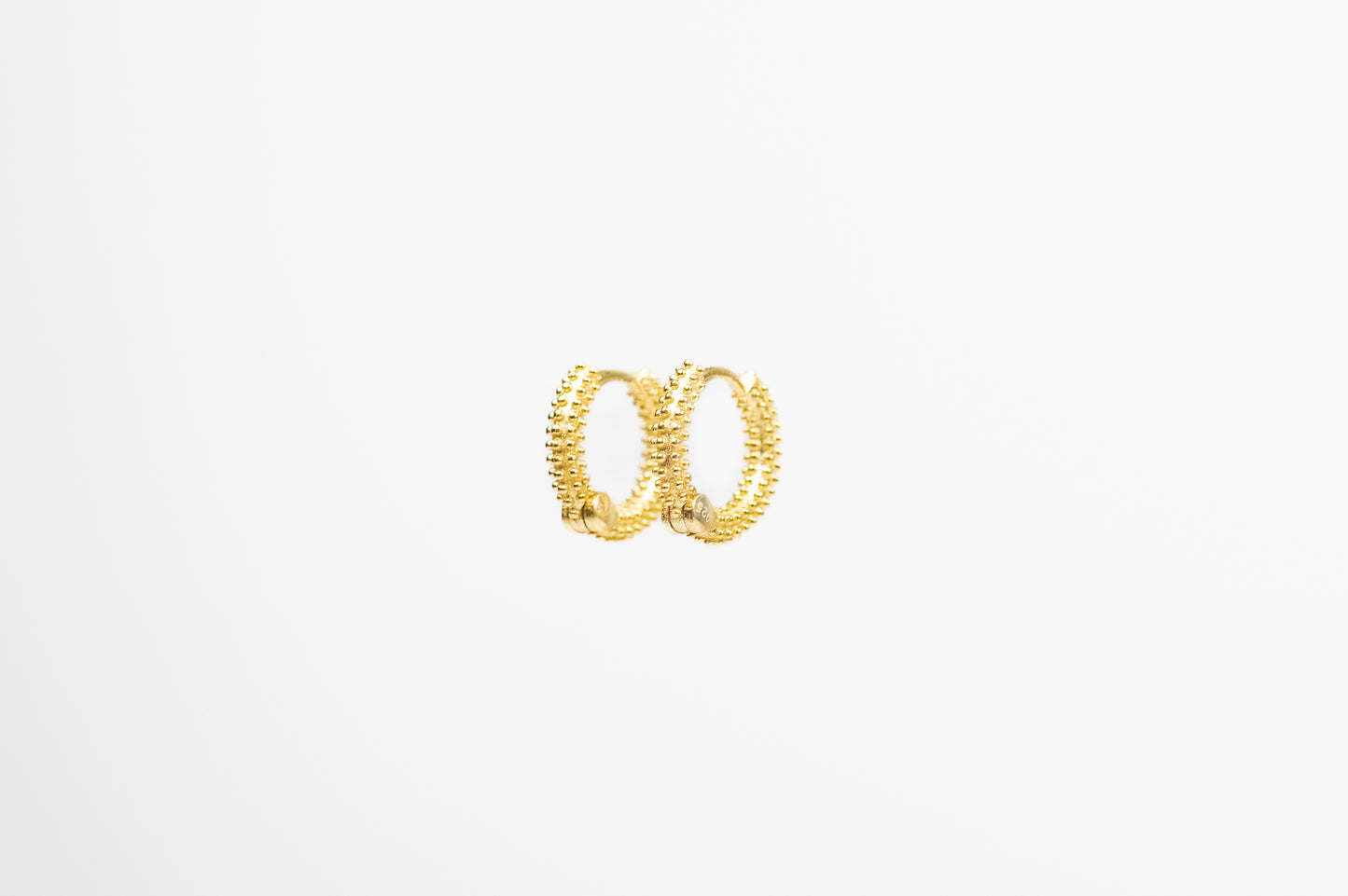 Orecchini a cerchio puntinati in argento placcato oro