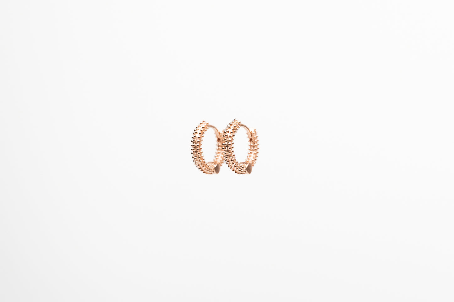 Orecchini a cerchio puntinati in argento placcato oro rosa