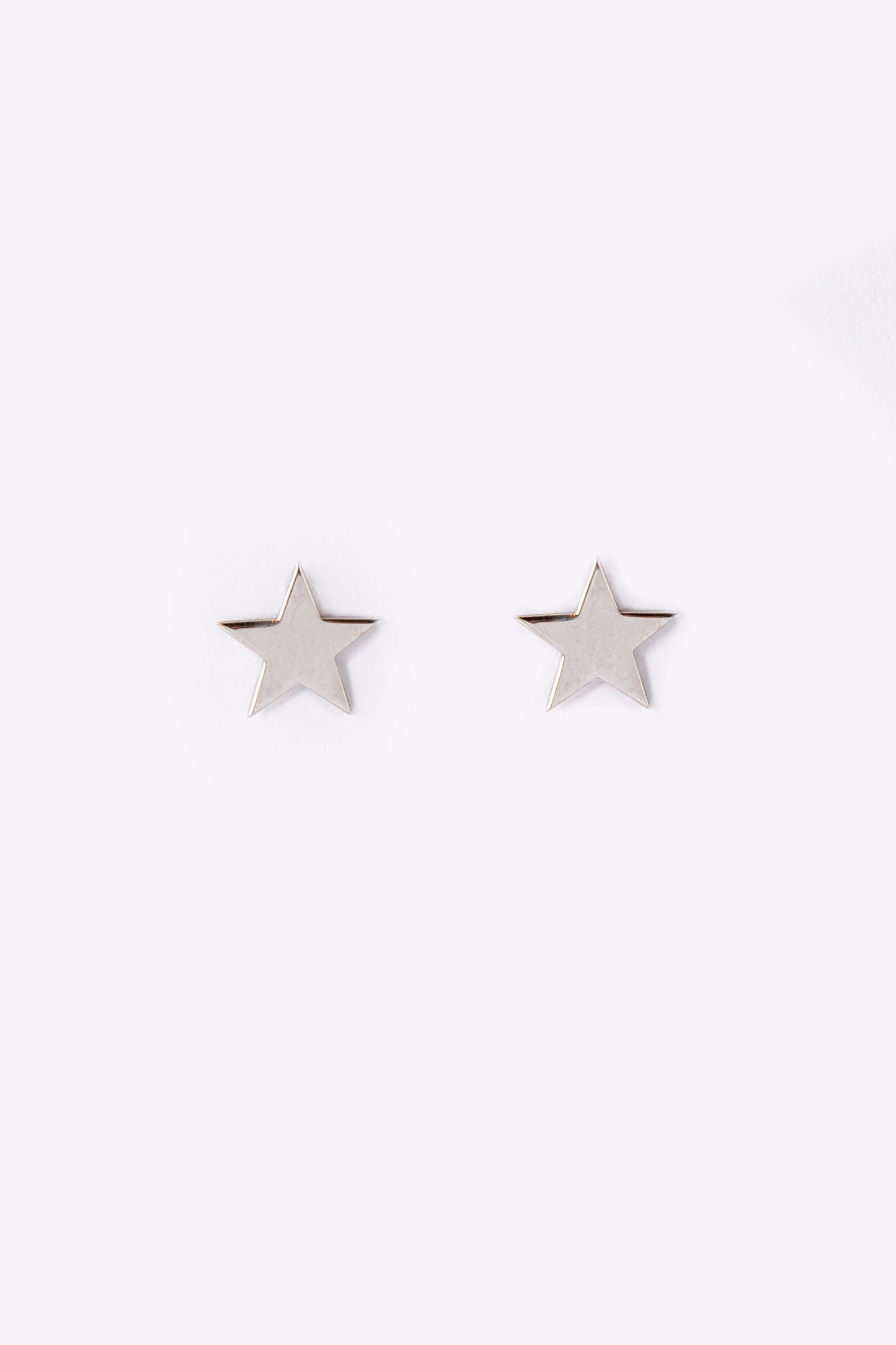 银色星星耳环耳垂