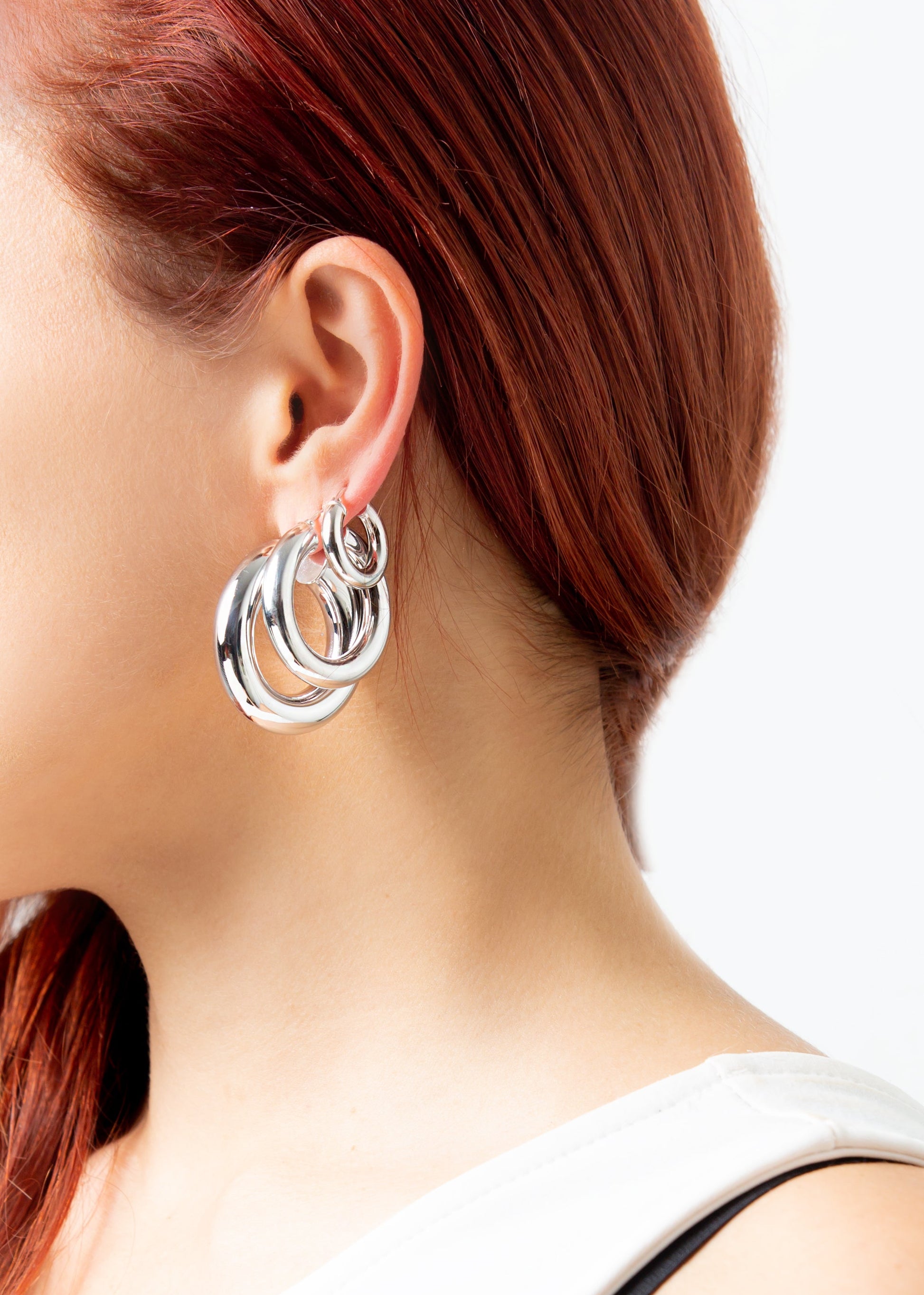 Orecchini a cerchio bombato medio in argento 925 nickel free, leggeri e luminosi, con chiusura a forcella, design moderno ed elegante da donna.