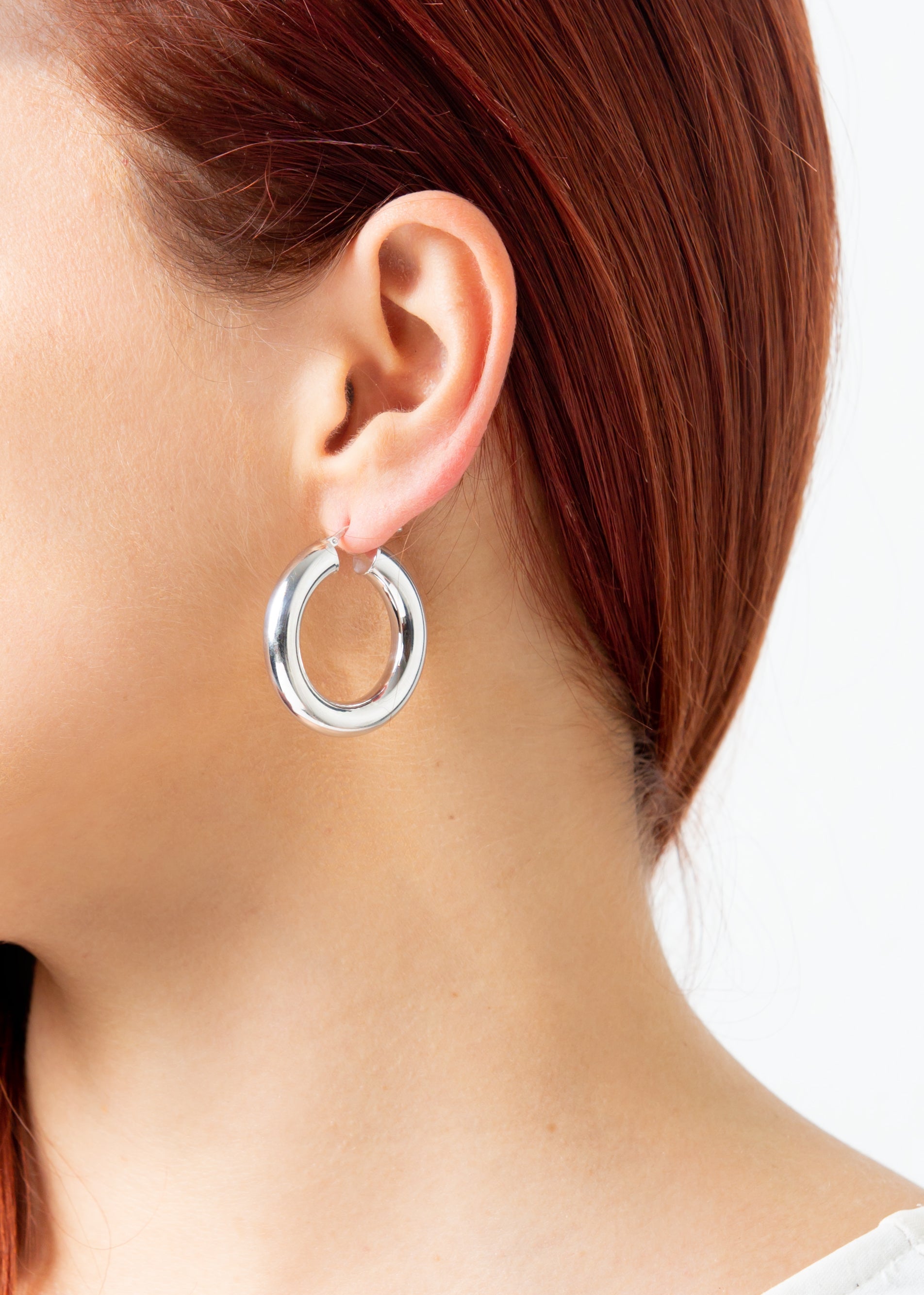 Orecchini a cerchio bombato grande in argento 925 nickel free, leggeri e luminosi, con chiusura a forcella, design moderno ed elegante da donna.
