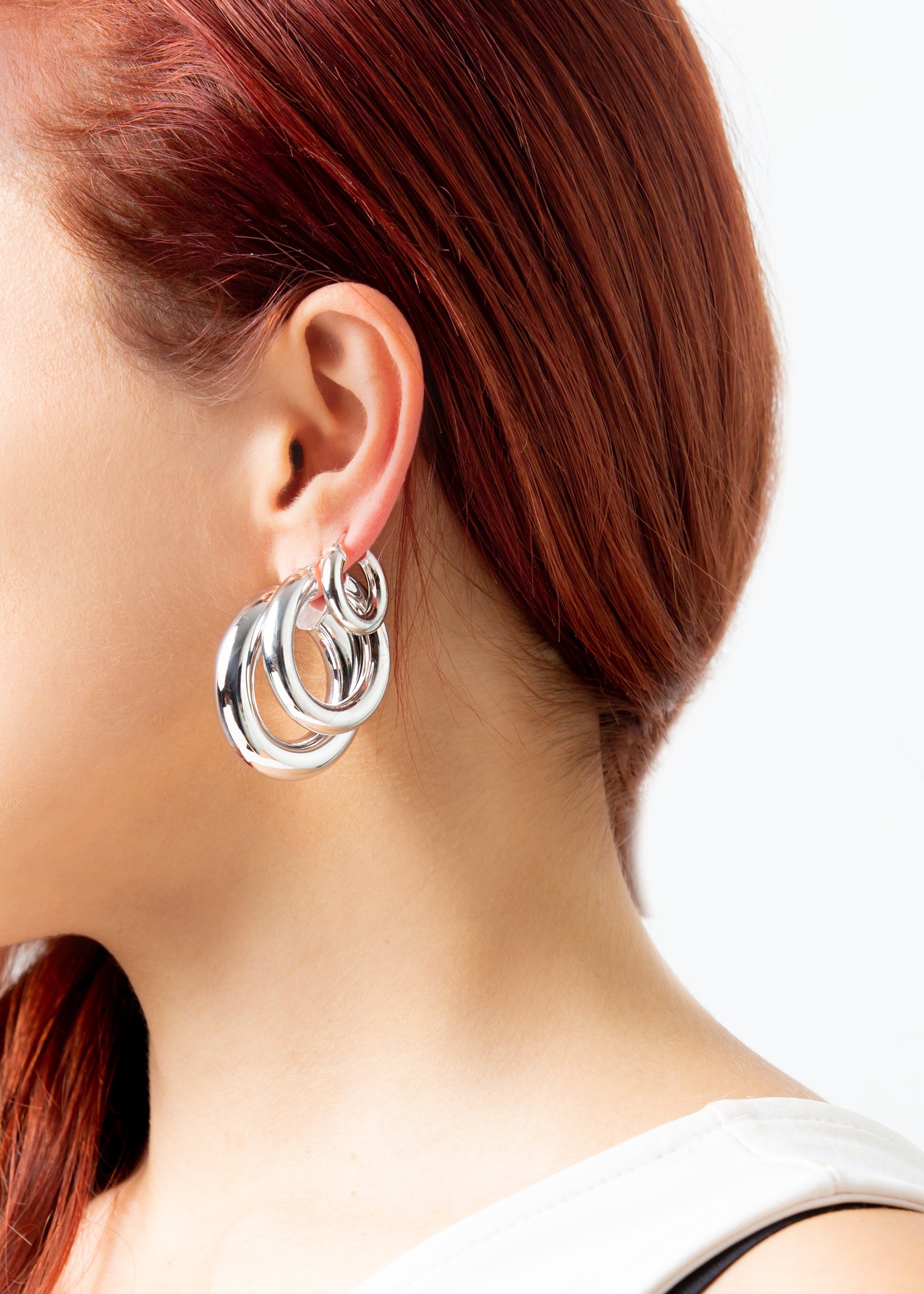 Orecchini a cerchio bombato grande in argento 925 nickel free, leggeri e luminosi, con chiusura a forcella, design moderno ed elegante da donna.