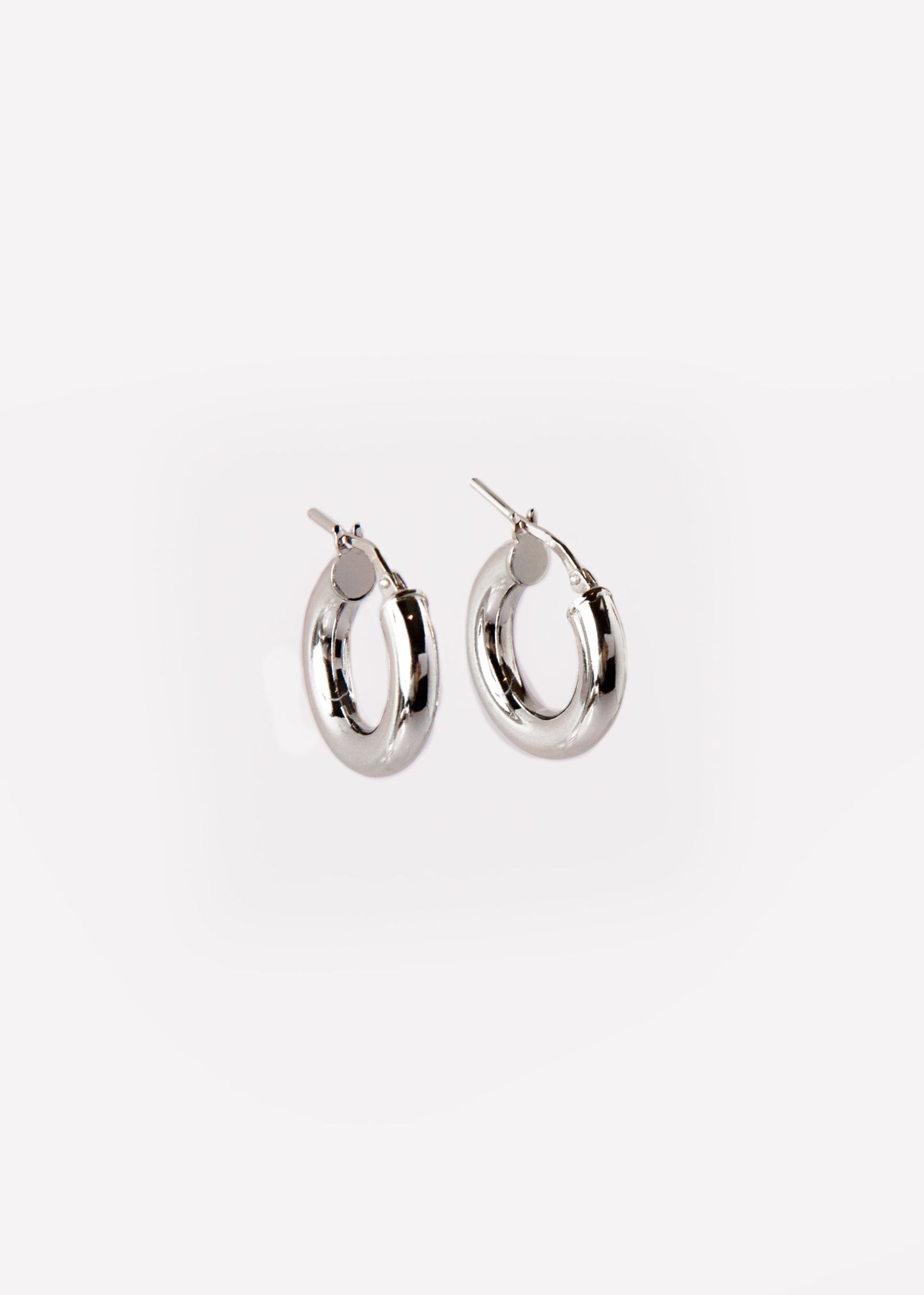 Orecchini a cerchio bombato medio in argento 925 nickel free, leggeri e luminosi, con chiusura a forcella, design moderno ed elegante da donna.