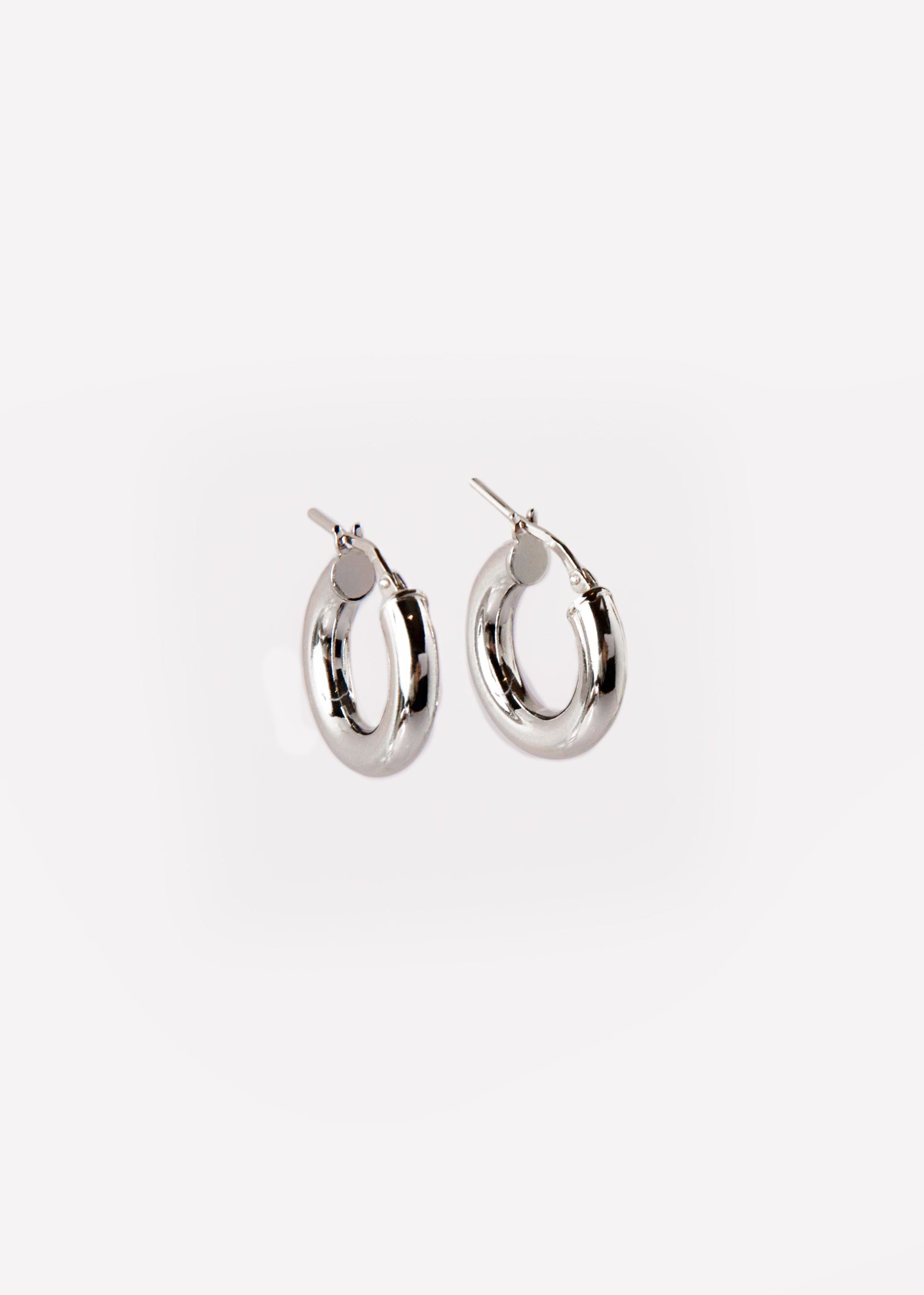 Orecchini a cerchio bombato medio in argento 925 nickel free, leggeri e luminosi, con chiusura a forcella, design moderno ed elegante da donna.