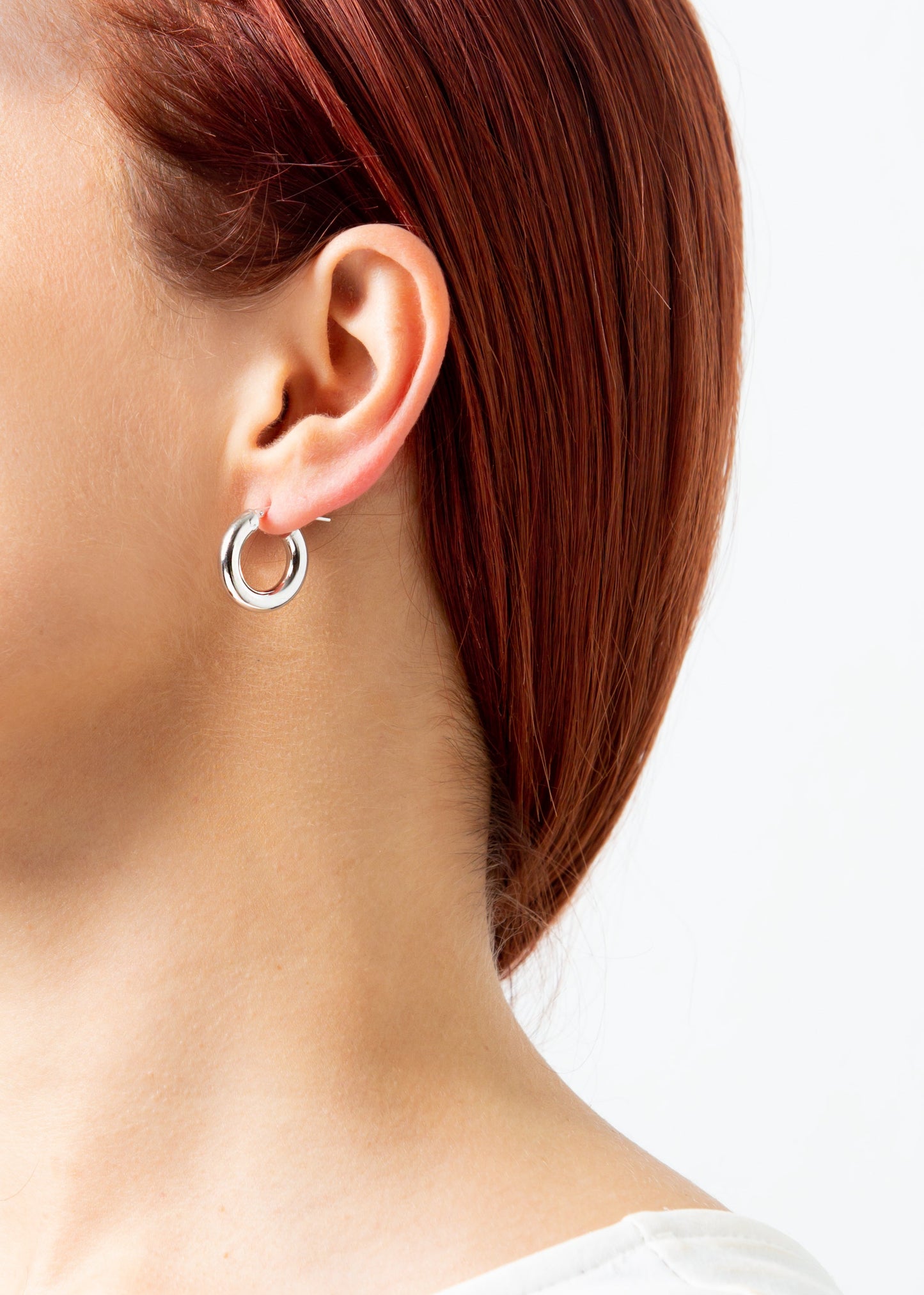Orecchini a cerchio bombato medio in argento 925 nickel free, leggeri e luminosi, con chiusura a forcella, design moderno ed elegante da donna.