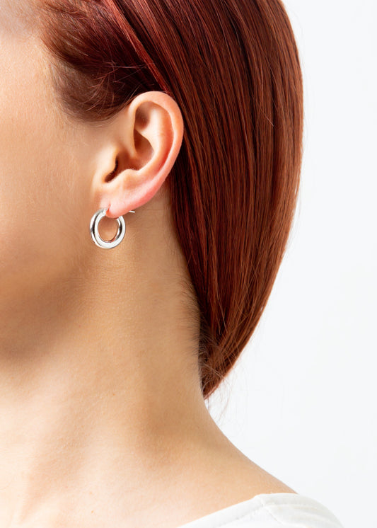 Orecchini a cerchio bombato medio in argento 925 nickel free, leggeri e luminosi, con chiusura a forcella, design moderno ed elegante da donna.