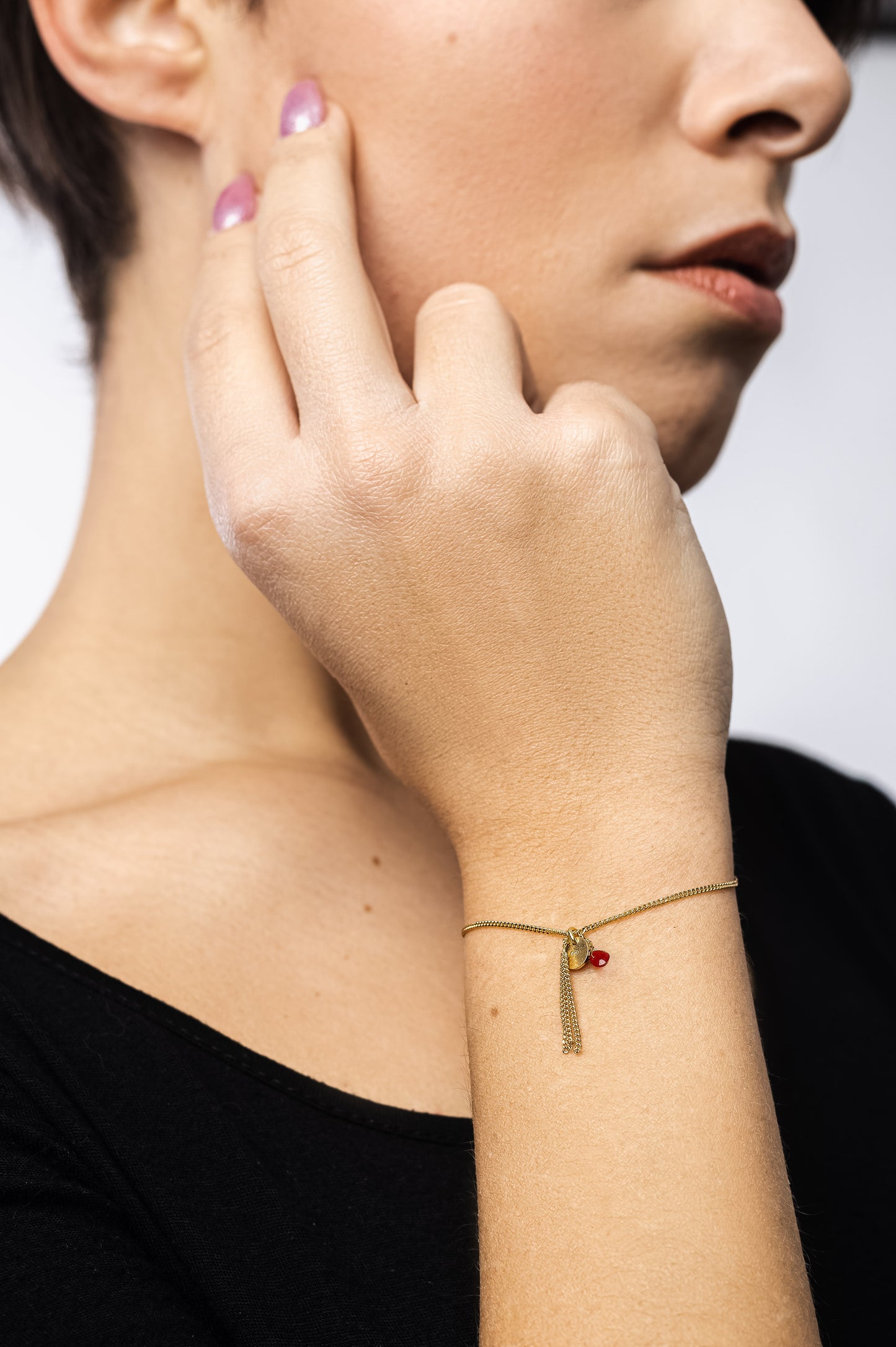 Bracciale con nappina - radice di rubino